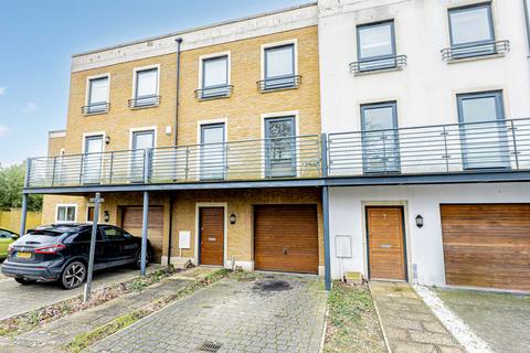 3 bedroom town house for sale