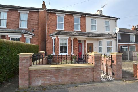 Peabody Road, Farnborough GU14 3 bed semi
