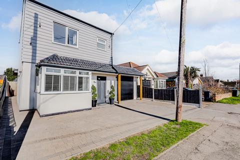 Queensland Avenue, Rochford, SS4 3 bed detached house for sale