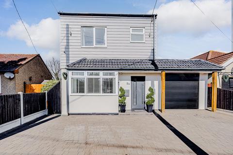 Queensland Avenue, Rochford, SS4 3 bed detached house for sale