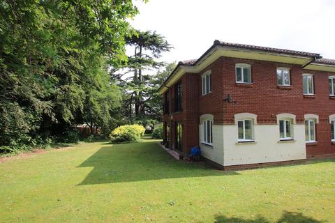 HAWKS HILL COURT, LEATHERHEAD, KT22 2 bed apartment for sale