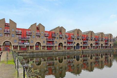Maynards Quay, London E1W 3 bed flat for sale