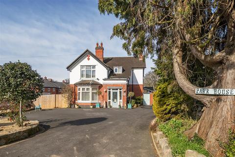 134 Haygate Road, Telford TF1 6 bed detached house for sale