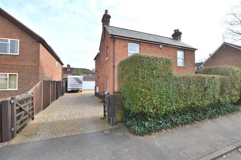 Connaught Road, Fleet GU51 4 bed detached house for sale