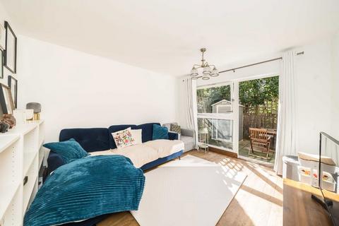 Garrick Close, London SW18 2 bed maisonette for sale
