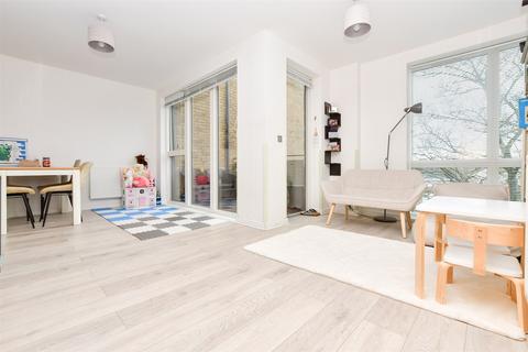 Russells Crescent, Horley, Surrey 2 bed apartment for sale