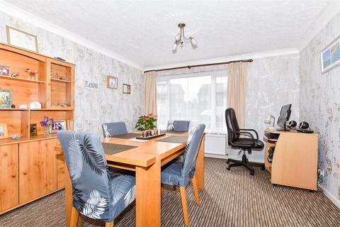 Rivers Road, Teynham, Sittingbourne... 4 bed semi