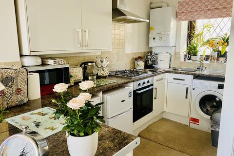 Kings Road, East Cowes, Isle of Wight 2 bed end of terrace house for sale