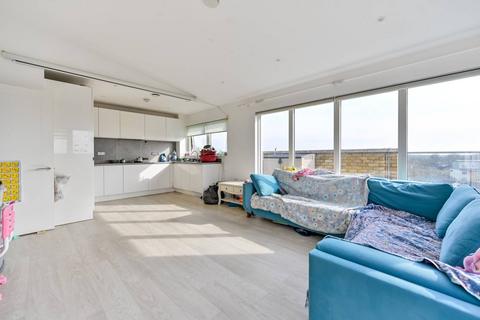 Frazer Nash Close, Isleworth, TW7 2 bed penthouse for sale