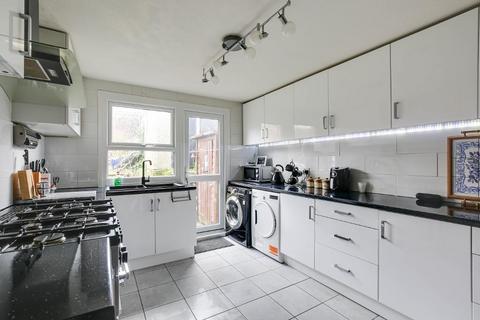 Linden Avenue, Coulsdon, Surrey, CR5 3BT 3 bed semi