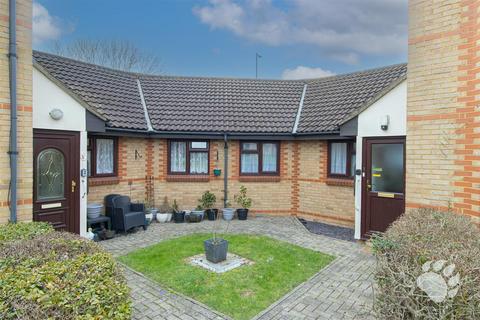 Brackendale Court, Basildon SS13 1 bed bungalow for sale