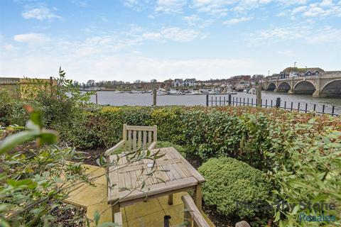 The Boathouse Riverdene Place... 2 bed apartment for sale