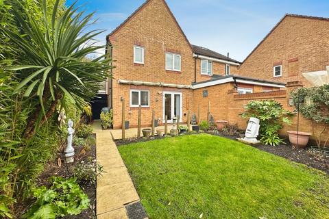 Goddards Close, Farnborough, Hampshire 3 bed semi