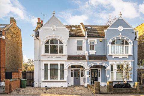Fulham Palace Road, London SW6 3 bed flat for sale