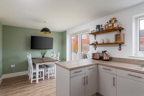 Campbell Grove, Horley, Surrey, RH6 3 bed detached house for sale