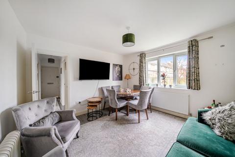Quinta Drive, Barnet, Hertfordshire, EN5 2 bed maisonette for sale