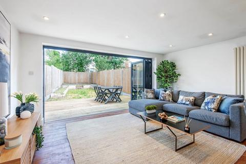 Benthal Road, London N16 2 bed flat for sale