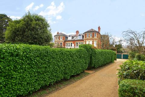 Barnes Close, Winchester, Hampshire... 2 bed penthouse for sale