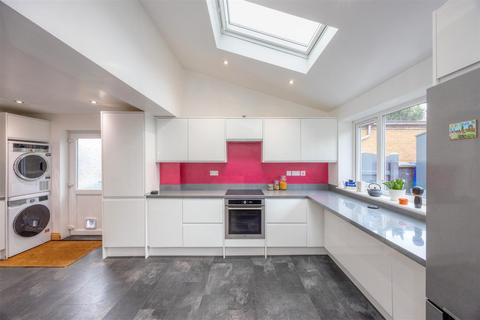 Smithy Moor Avenue, Stocksbridge... 3 bed semi