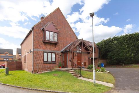Top Common, Bracknell RG42 2 bed maisonette for sale