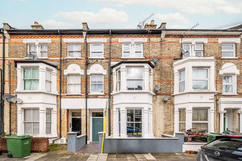 Sandmere Road, Clapham North, London... 2 bed flat for sale