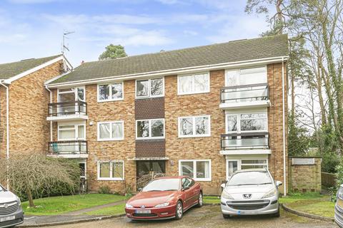 Hillbrook Gardens, Surrey KT13 2 bed apartment for sale