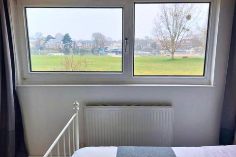 Buckingham Gardens, West Molesey KT8 3 bed terraced house for sale