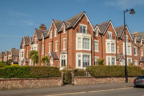 West Beach, Lytham, FY8 2 bed apartment for sale