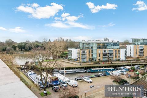 Ferry Lane, Brentford 2 bed flat for sale