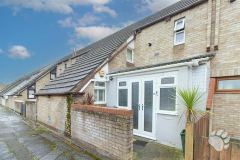 Broomfields, Basildon SS13 3 bed terraced house for sale