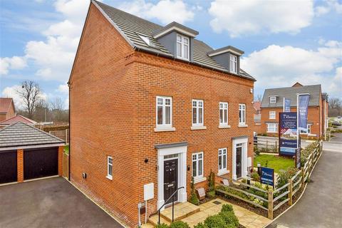 Dawsum Close, Aylesford, Kent 3 bed semi