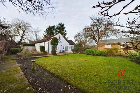 Field End, Ruislip, HA4 2 bed bungalow for sale
