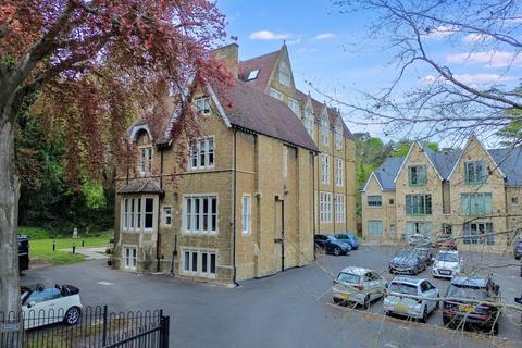 Filmer Grove, Surrey GU7 2 bed flat for sale