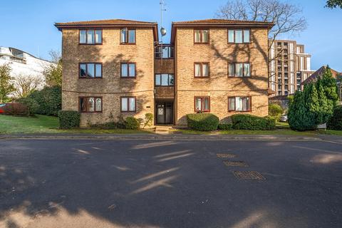 Calluna Court, Woking, GU22 2 bed flat for sale