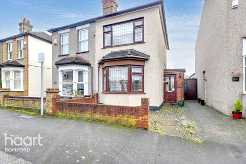 Clydesdale Road, Hornchurch, RM11 1AJ 2 bed semi