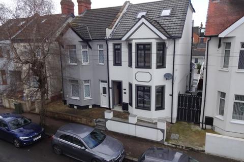 Conway Road, Luton, Bedfordshire, LU4 6 bed semi