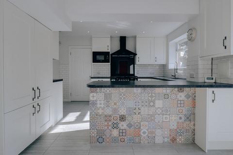 Bovingdon Crescent, Watford, WD25 4 bed end of terrace house for sale