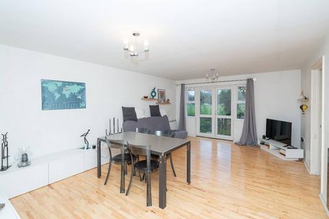 Farthing Close, Watford, WD18 2 bed flat for sale