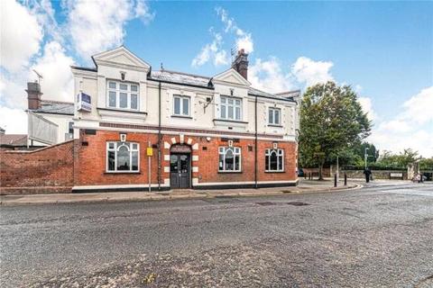 Red Lion Court, Watford WD18 2 bed flat for sale
