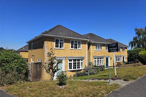 Poplar Way, West Sussex GU29 3 bed detached house for sale