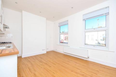 High Road Leytonstone, Leytonstone... 2 bed flat for sale
