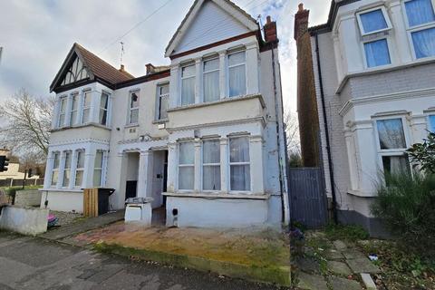 Whitegate Road, Southend on Sea... 2 bed flat for sale