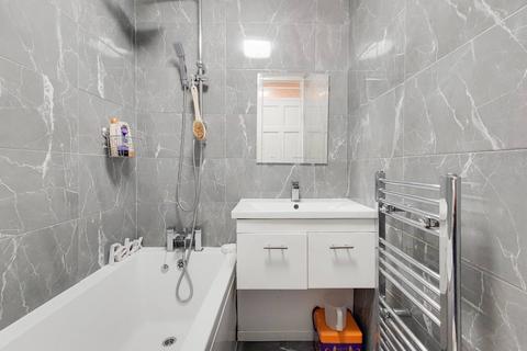 2 Weatherley Close, London E3 3 bed maisonette for sale