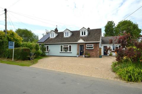 Cross End, Halstead CO9 5 bed chalet for sale