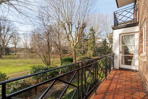 Brompton Park Crescent, Fulham, London 2 bed flat for sale