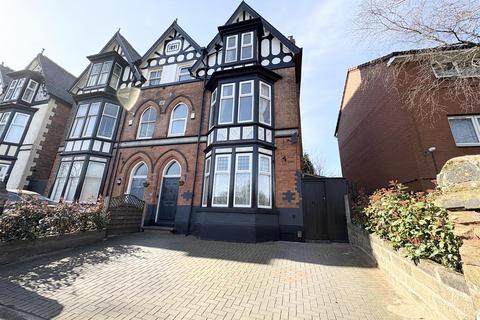 Alcester Road, Birmingham B13 8 bed semi