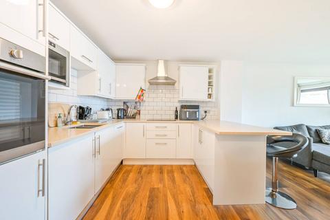 Free Trade Wharf, Wapping, London, E1W 3 bed flat for sale