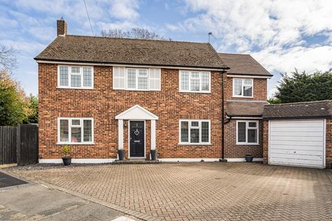 Gordon Close, Surrey KT16 4 bed detached house for sale