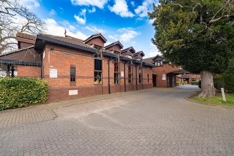 Vicarage Farm Road, Hounslow TW5 1 bed flat for sale