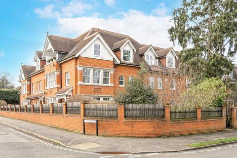 Oatlands Chase, Weybridge KT13 2 bed flat for sale